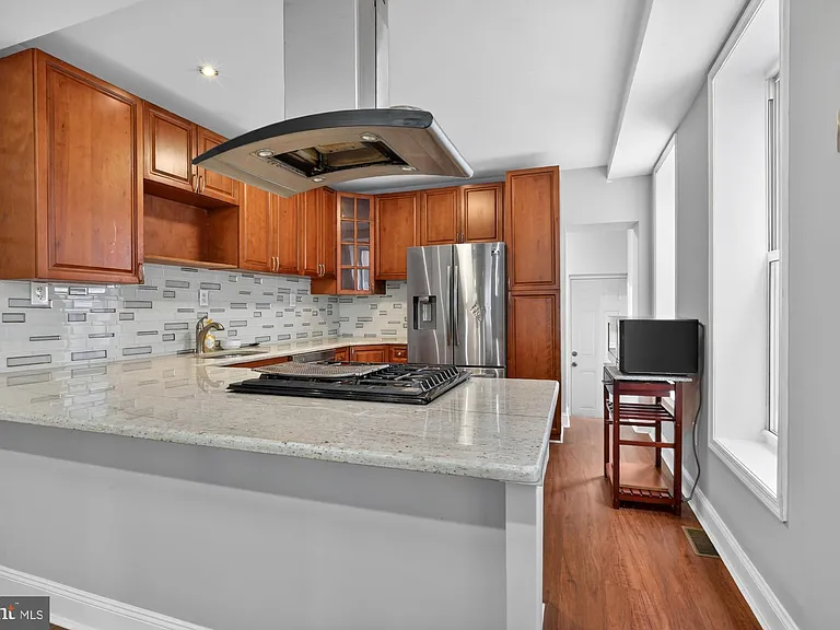 2319 E Somerset St — Photo 8