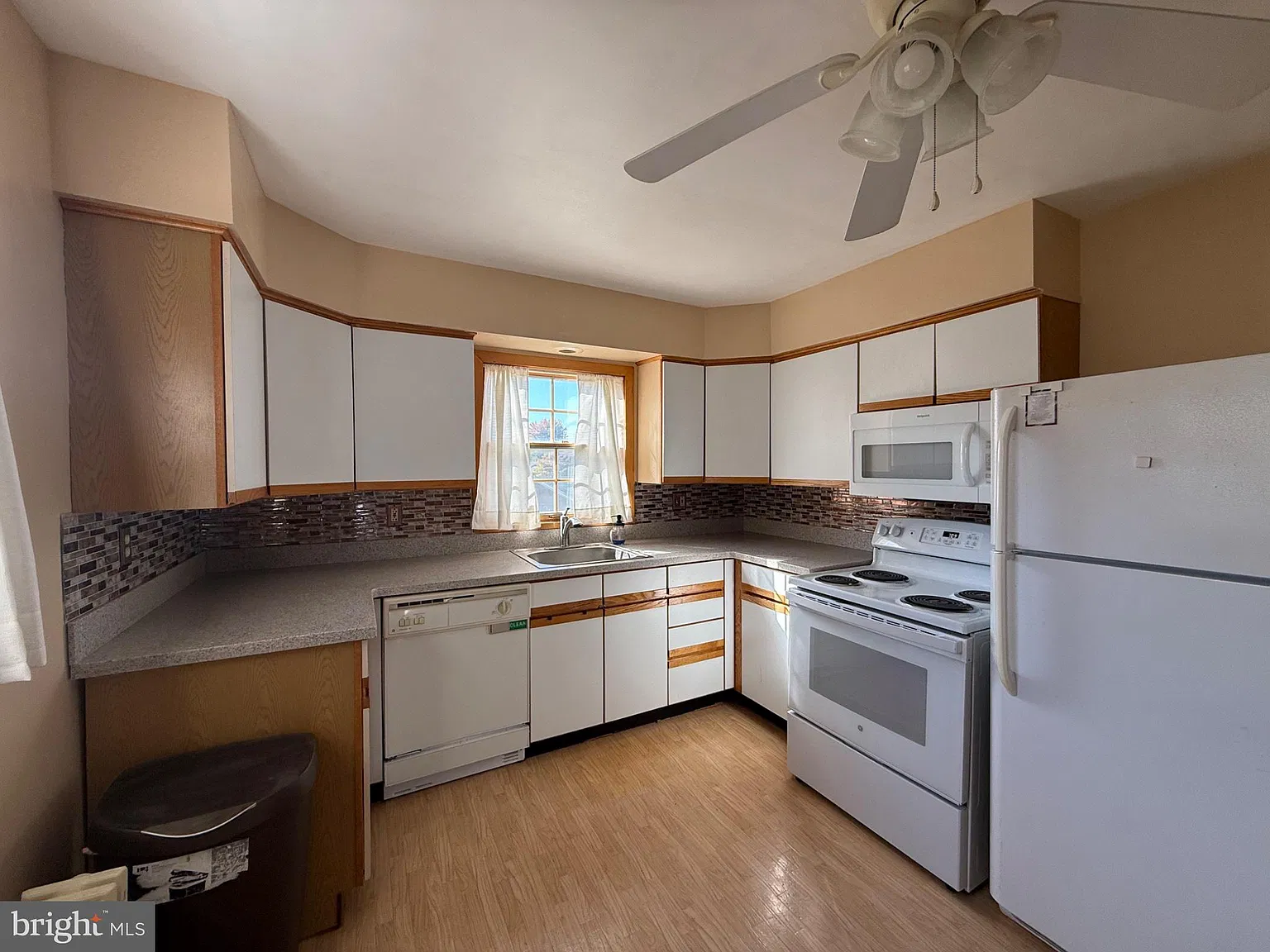 2 bed, 1.0 bath, 2702 sqft, $2,050 — Photo 3