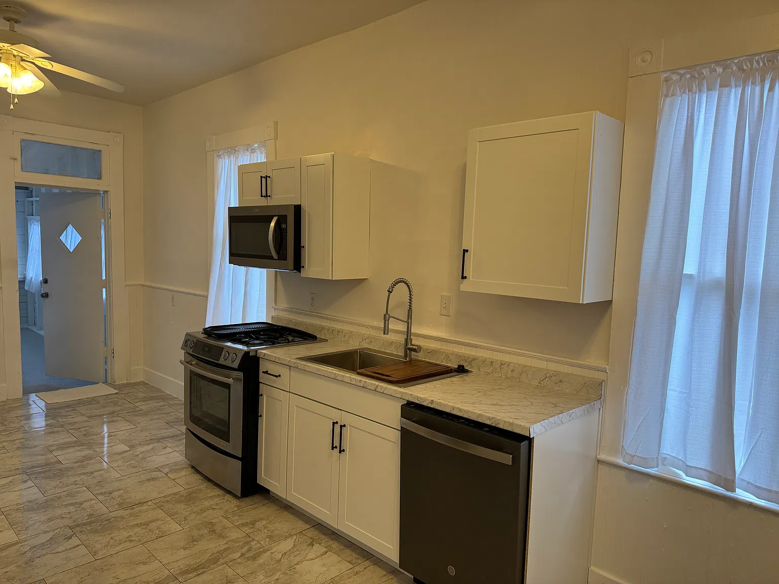 3 bed, 940 sqft, $1,925 — Photo 4