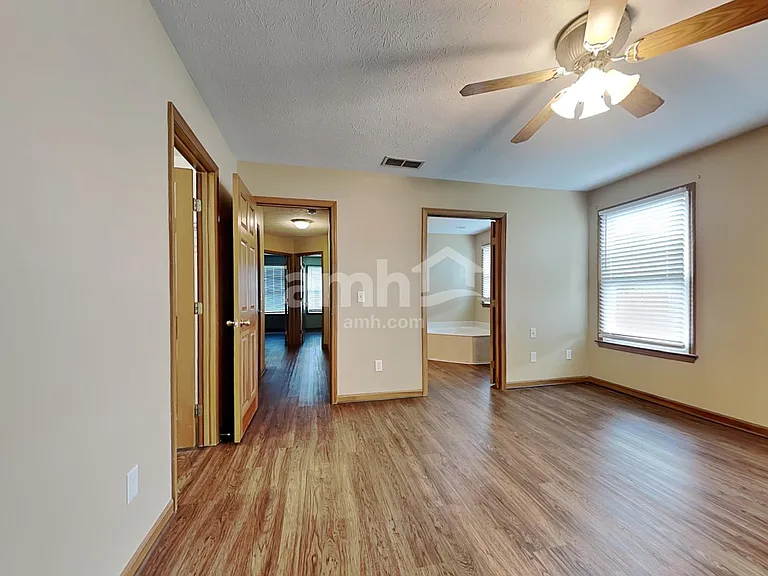 1052 Windsor Crossing Ln — Photo 9