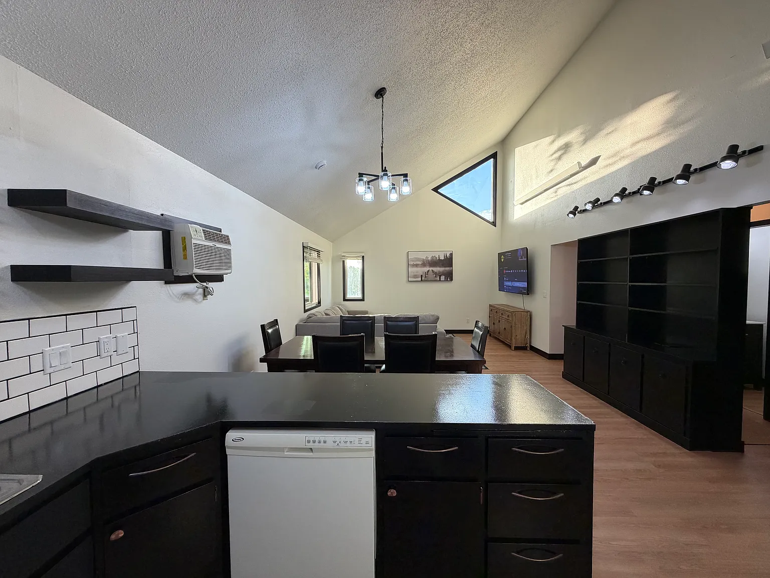 2 bed, 958 sqft, $1,850 — Photo 1