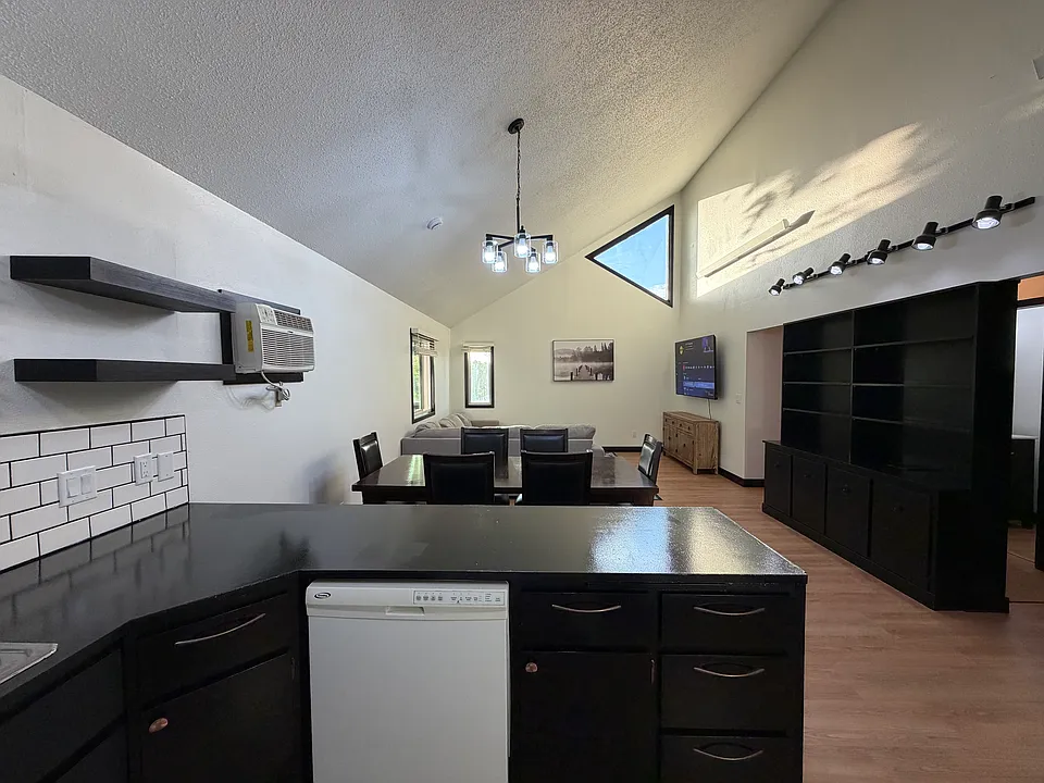 412 8th Ave W #2