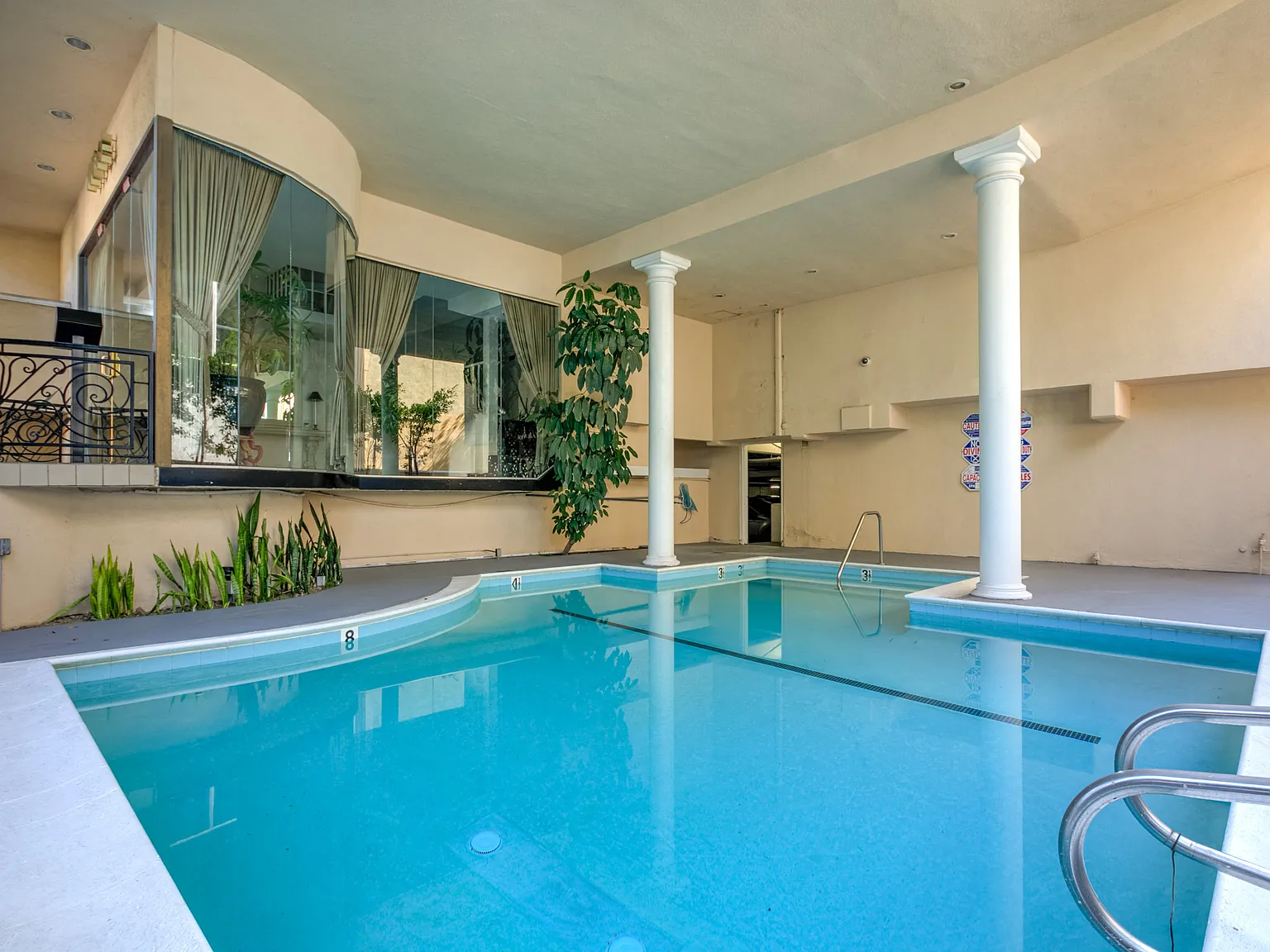 Brentwood Crown Towers — Photo 4