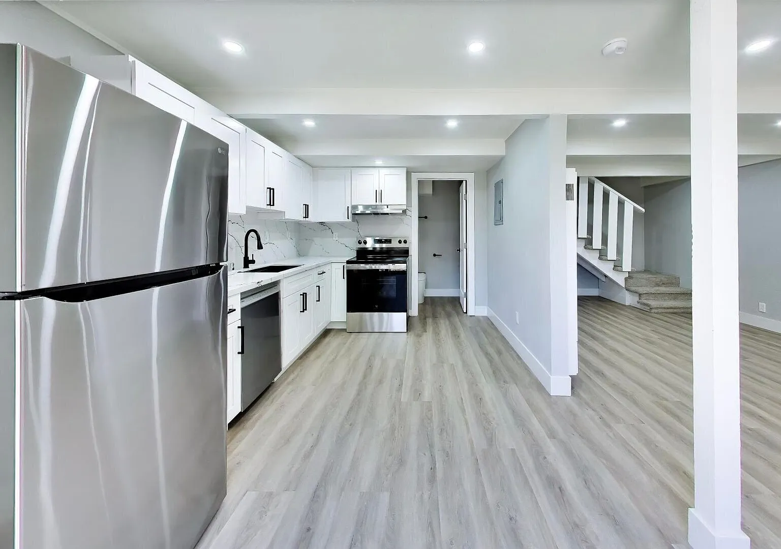 Spacious 2-Bedroom, 1.5-Bath Apartment in Prime Palo Alto Location — Photo 2