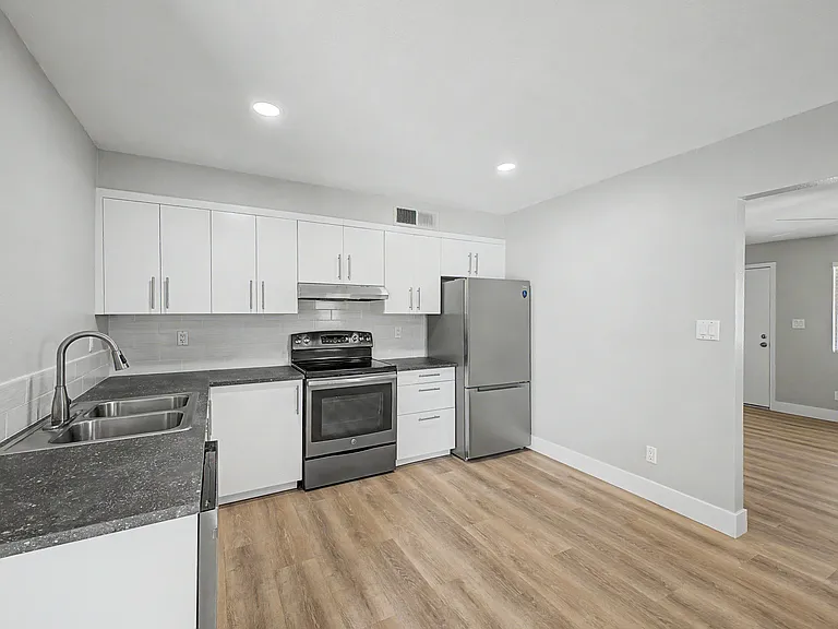 2340 E Isabella Ave — Photo 9