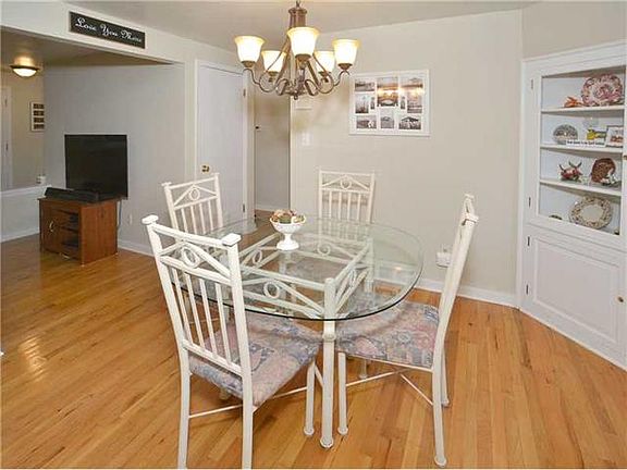 3rd image of 588 Short St