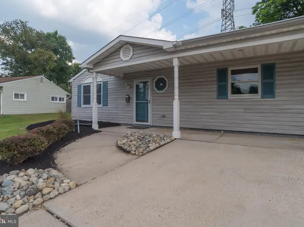 30 S Ln, Levittown, PA 19055