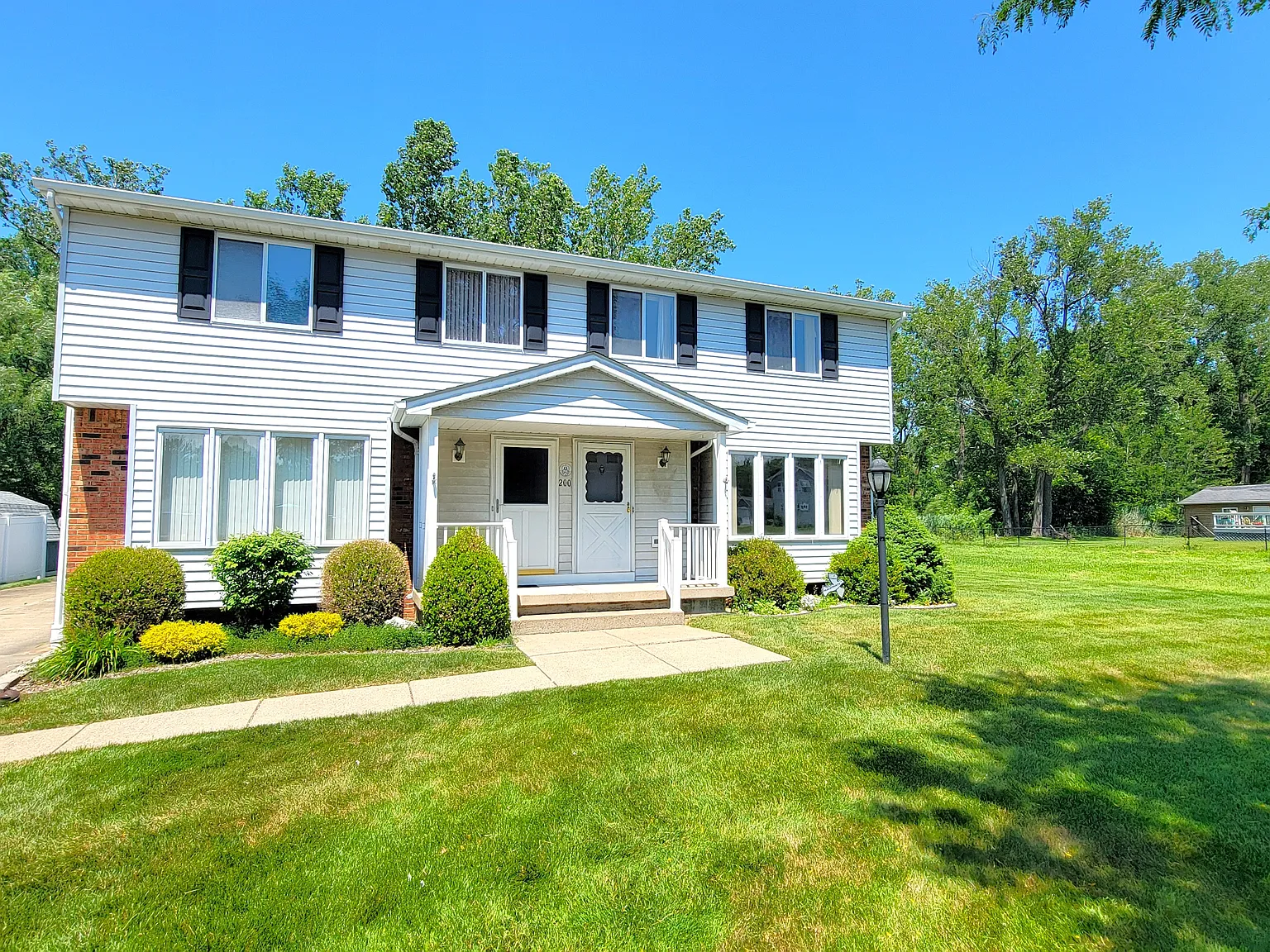 2 bed, 1.5 bath, 1200 sqft, $1,750 — Photo 1