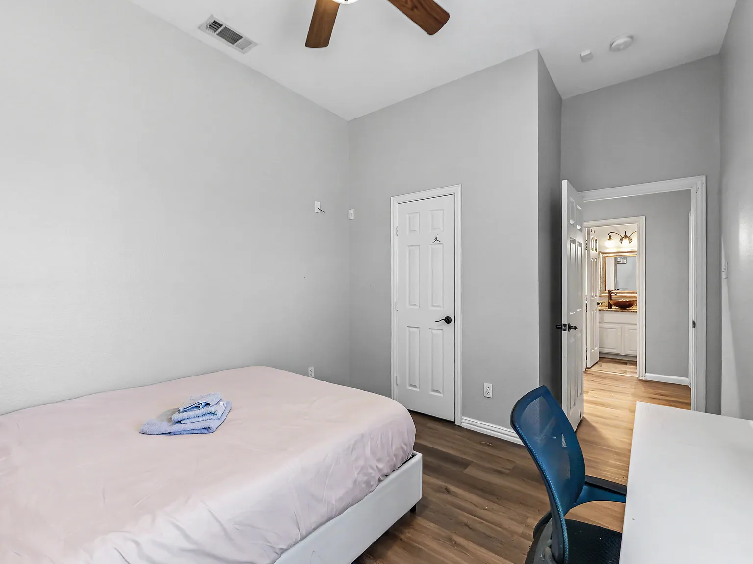 5 bed, 3.5 bath, 3277 sqft, $6,000 — Photo 2