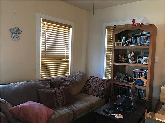 4th image of 410 N Mesquite St