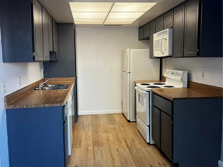 301 Brookside Ln #D — Photo 6