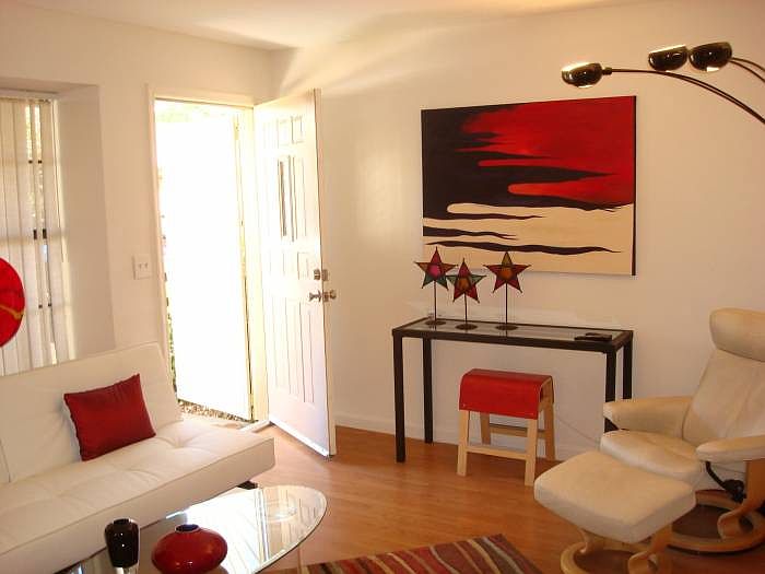 FAMILY ROOM/ENTRY