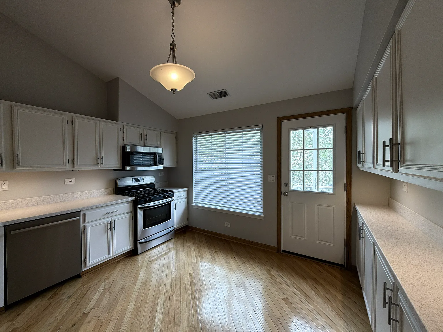 3 bed, 1453 sqft, $2,490 — Photo 3