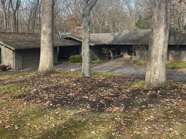 8030 Woods Ln, Sharon, OH 43235