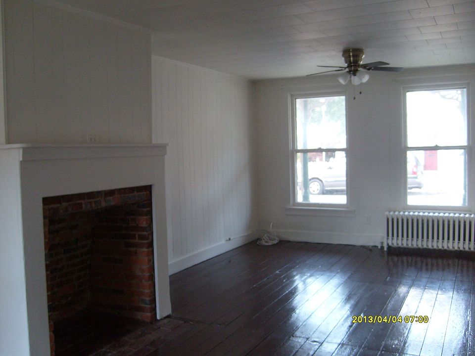 One view of large living rm