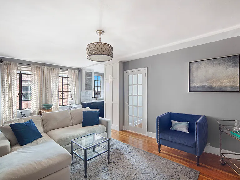 333 E 43rd St #1014 — Photo 3