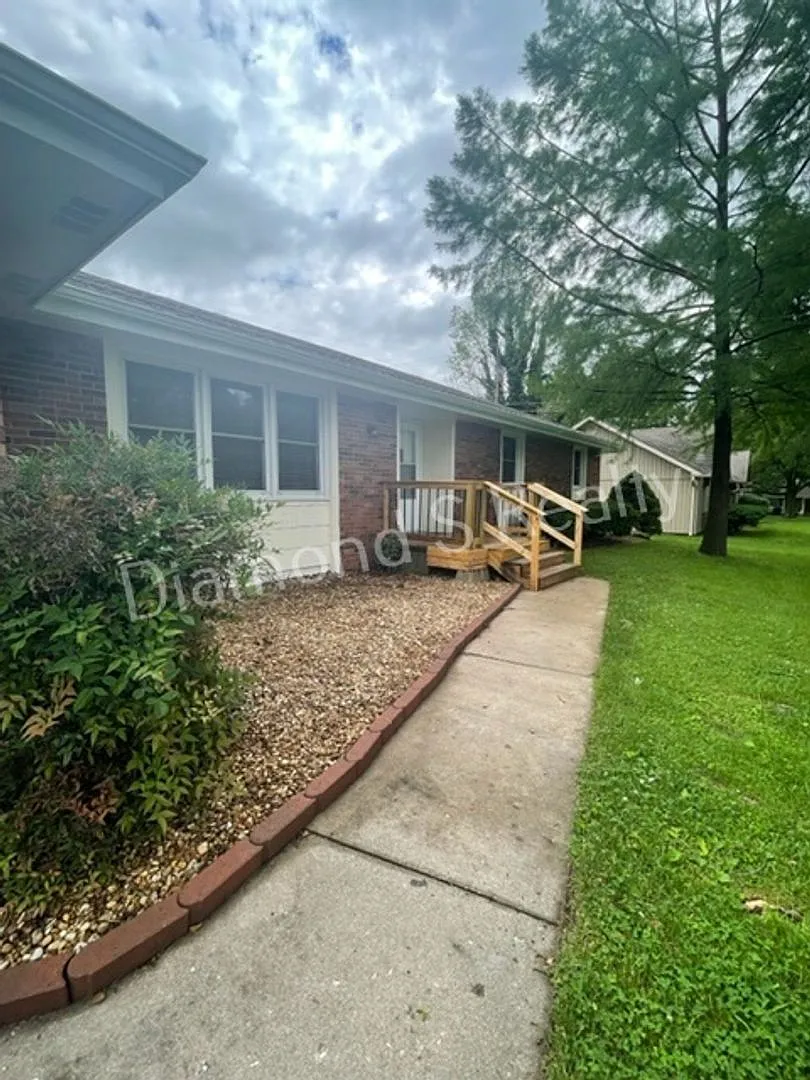 4 Bedroom Home Available Now! Southwest Springfield! — Photo 2