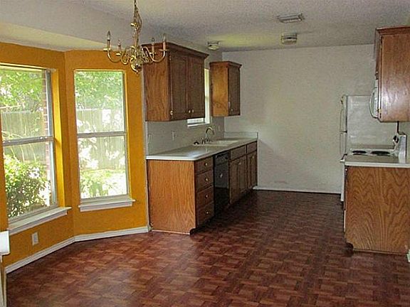 4th image of 625 Meadow Ln