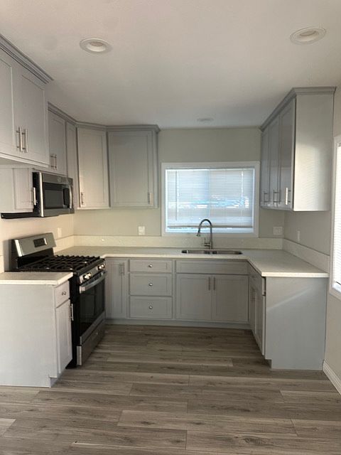 This well-sized kitchen offers a perfect balance of space and functionality. Equipped with modern appliances, plenty of cabinet storage, and sleek countertops, it's ideal for both everyday meals and cooking with friends or family.