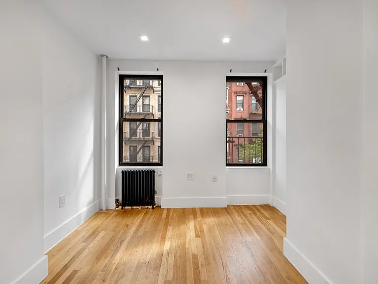 437 E 9th St #3 — Photo 4