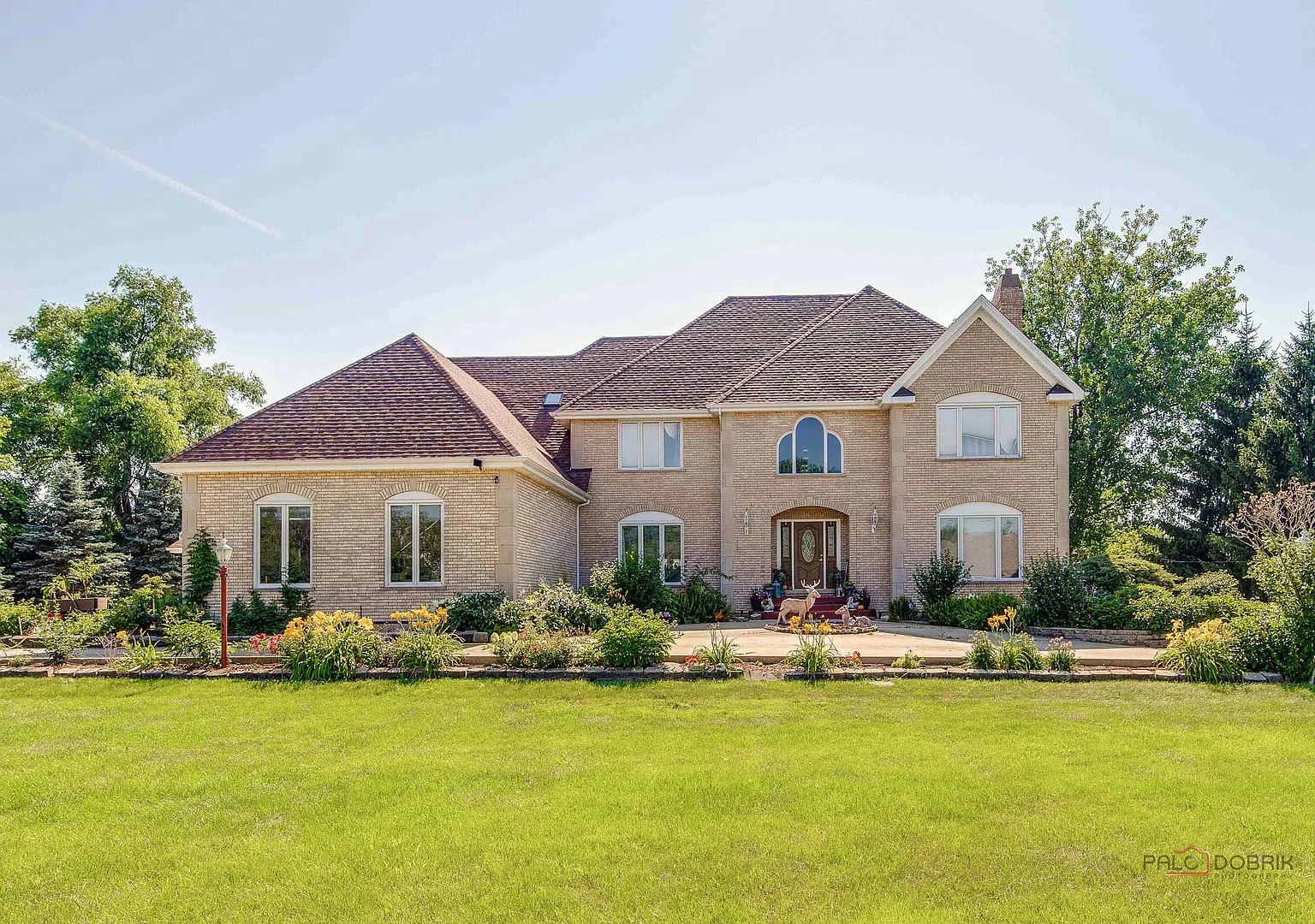 6 bed, 5.5 bath, 5526 sqft, $8,000 — Photo 1