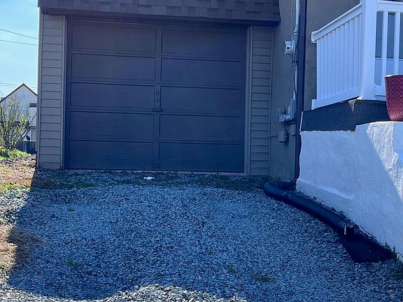 2nd image of 910 Orchard St