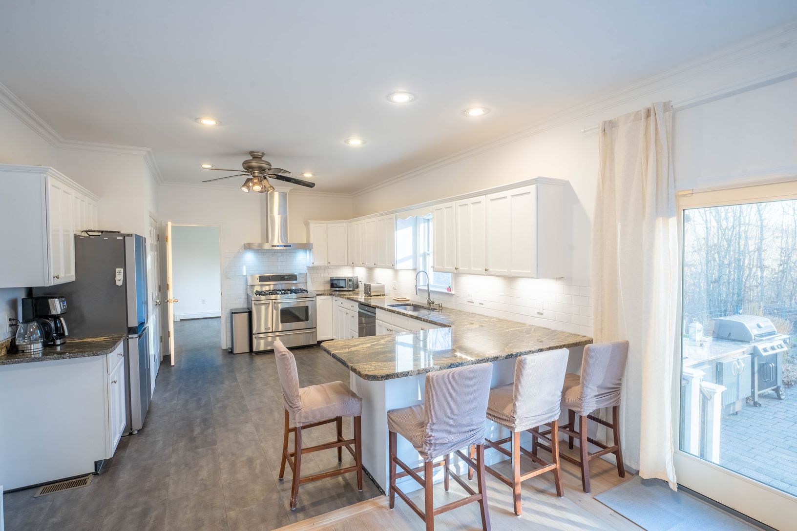  kitchen coffee nook and breakfast seating area, with large sliding doors that lead to the patio
