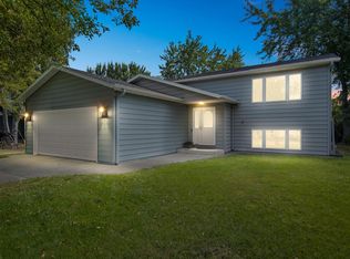 589 Kassel Ln, Chaska, MN 55318