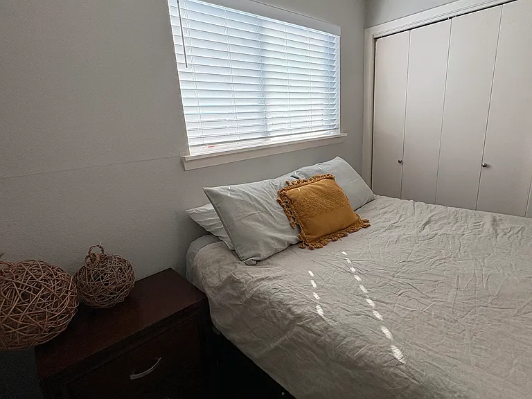 Queen size bed in the primary suite