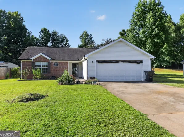 22 Canterbury Dr, Grantville, GA 30220