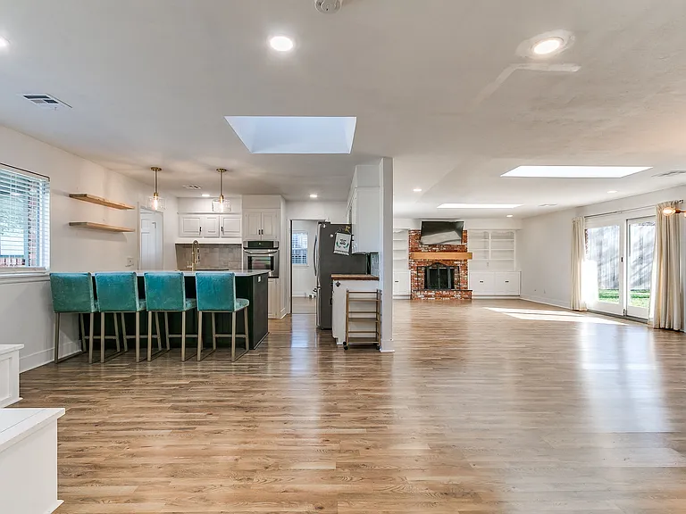 3210 W Wilshire Blvd — Photo 6