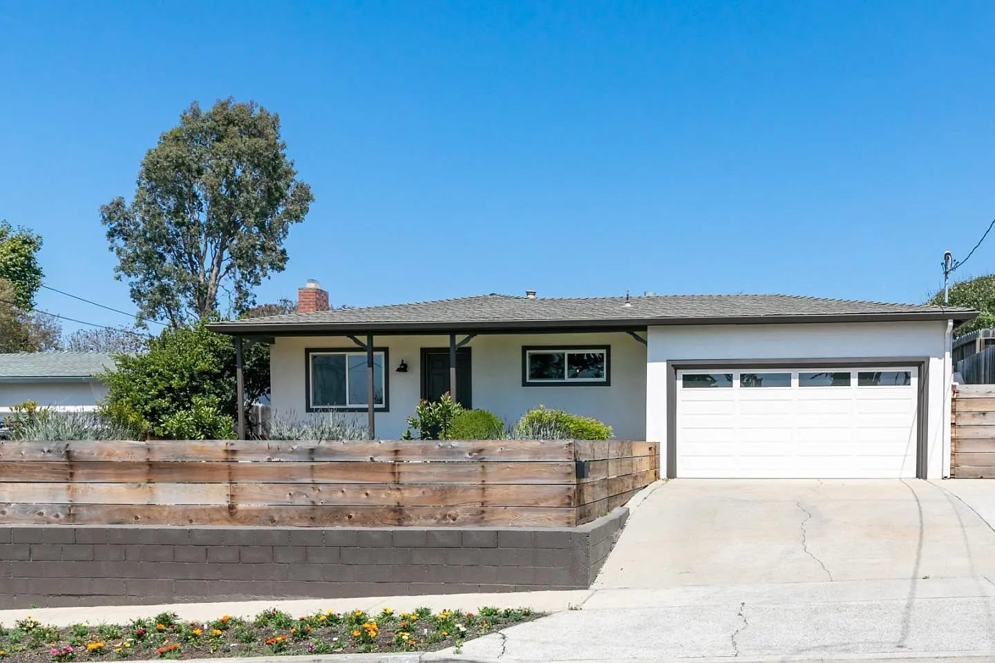 487 Ferris Ave photo 1