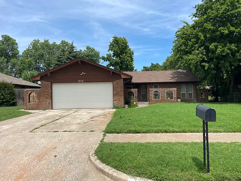 1715 Lancaster Cir — Photo 2