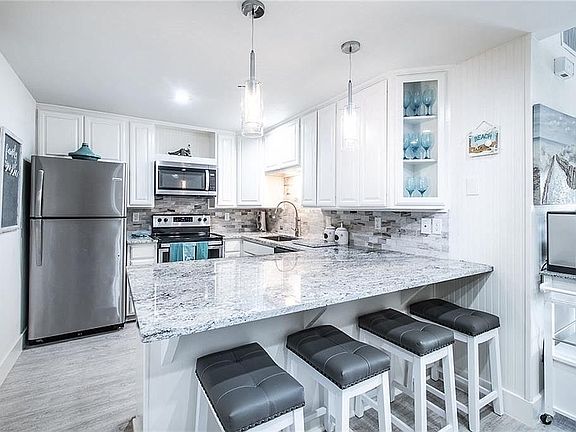Kitchen, 4 bar stools