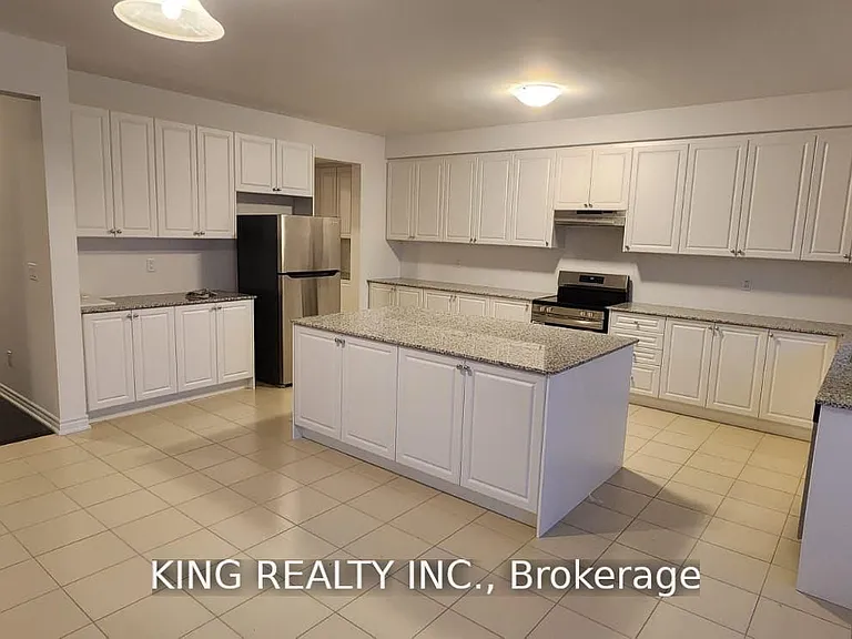 373 Russell St — Photo 2