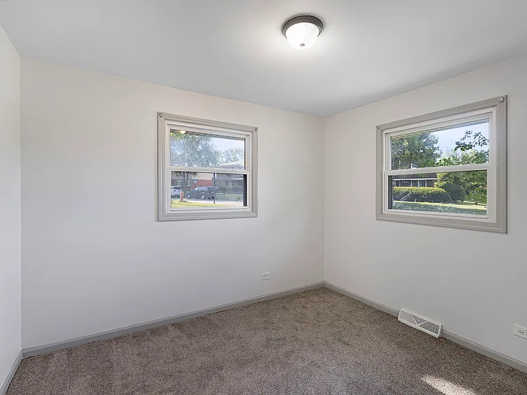 621 Hiawatha Dr — Photo 6