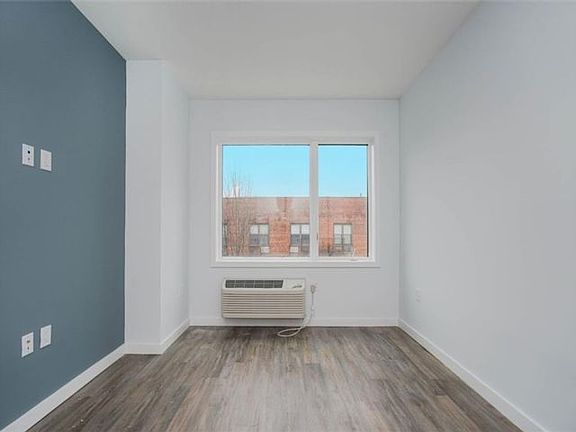 4th image of 2733 E 12th St #6J