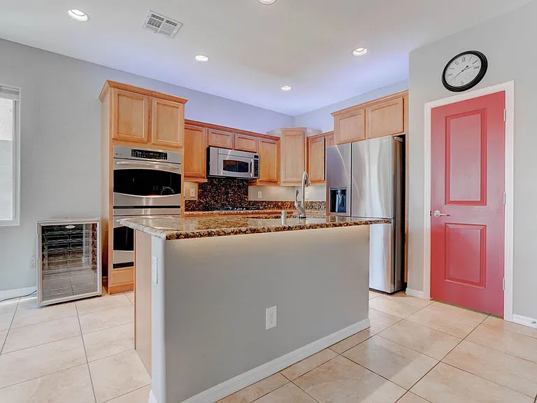 2589 Chateau Clermont St — Photo 40