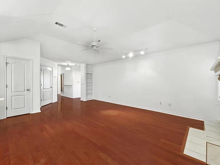 125 Melissa Ct — Photo 9