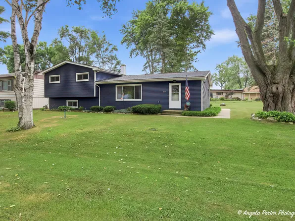 5215 Nippersink Dr, Richmond, IL 60071