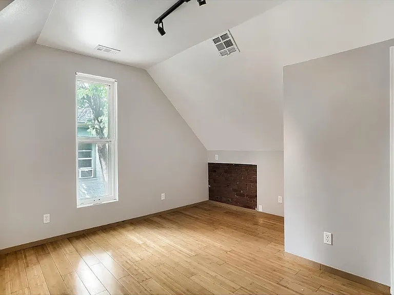 2929 Curtis St #B — Photo 8