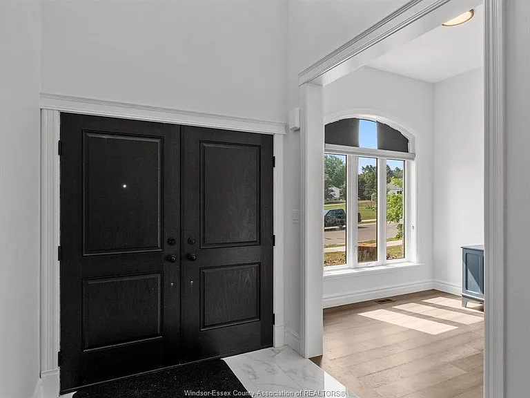93 Belleview Dr — Photo 3