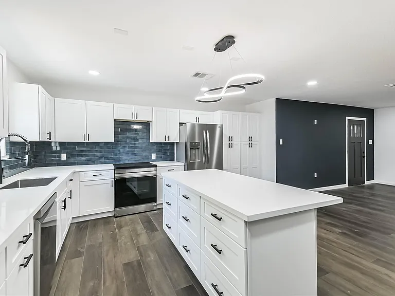 135 E Janisch Rd — Photo 2