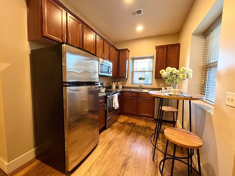 2934 Leavenworth St — Photo 10