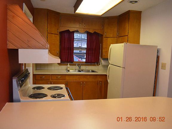 4th image of 111 1/2 Bradley St