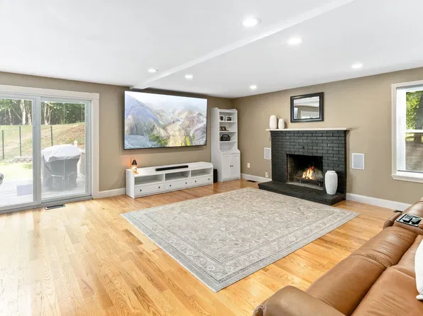 82 Paine St, Bellingham, MA 02019