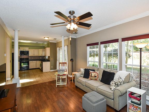 Family room, breakfast area