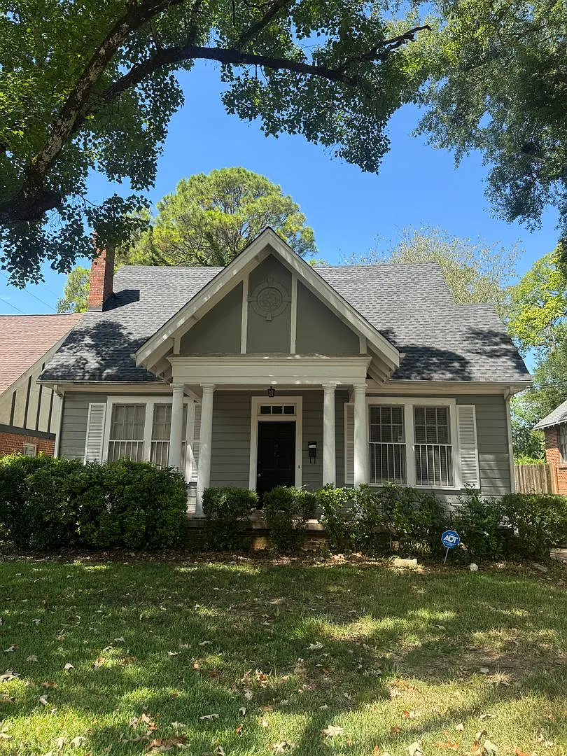 Four Bedrooms in The Garden District — Photo 2