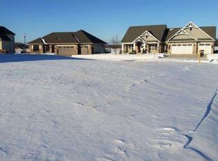 5600 N Summerland Dr, Appleton, WI 54913