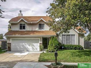 1208 Cedarwoods Dr, Papillion, NE 68046